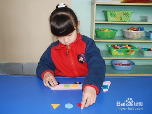 幼儿园数学区自制手工玩教具：魔术车