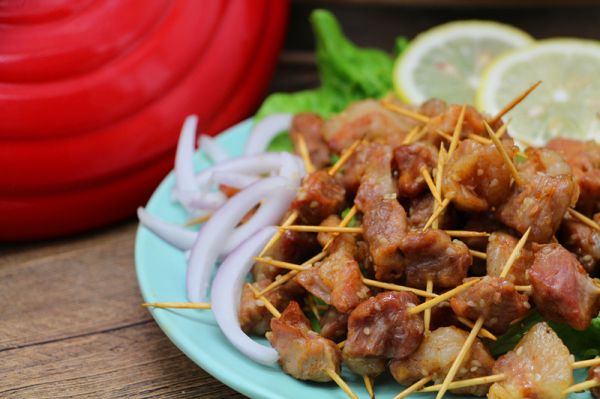 黑乐砂锅烤牙签肉