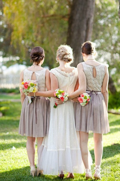 冬天伴娘礼服禁忌 穿搭得体不抢风头