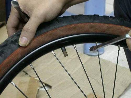 怎样正确地撬胎