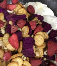 草莓火龙果彩色雪花酥的做法