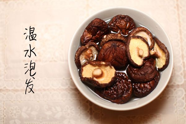 薏米香菇炖蹄美容汤