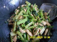 芹菜炒鸡肉的做法