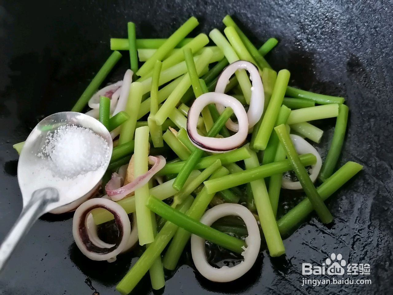 蒜苔炒鱿鱼的做法