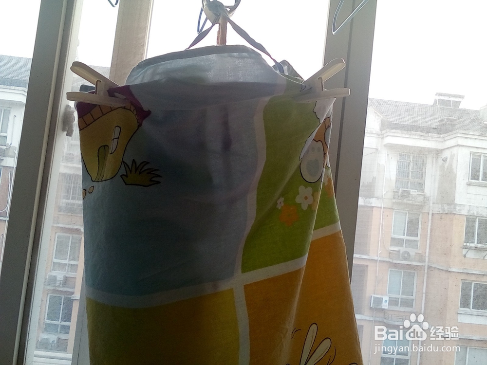 生活小窍门:教你怎样晾床单巧省地1