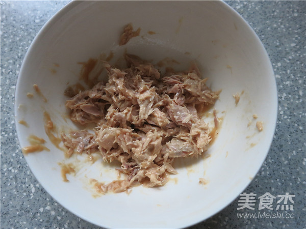 金枪鱼贝果三明治