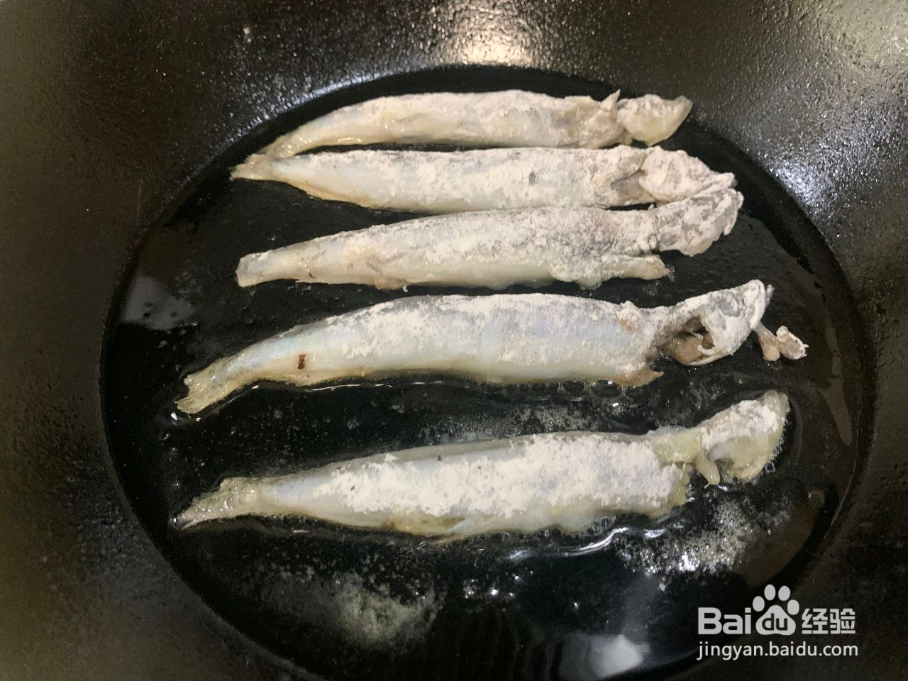 不粘皮的香煎多春鱼的做法