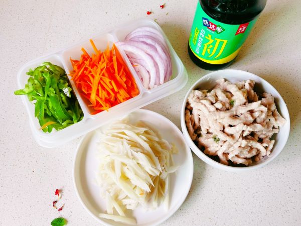 鲜汁小炒肉丝藕丝合菜
