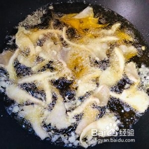 如何制作咸香的酸梅汁椒盐炸蘑菇?