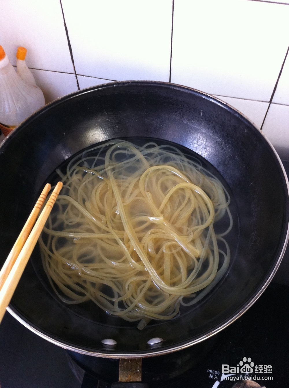 东北吉林的小吃热牛筋面做法（紫菜排骨味）