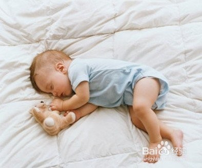 如何解决宝宝睡觉踢被子？