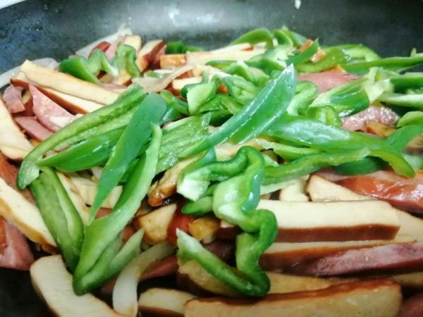 香干香肠炒青椒