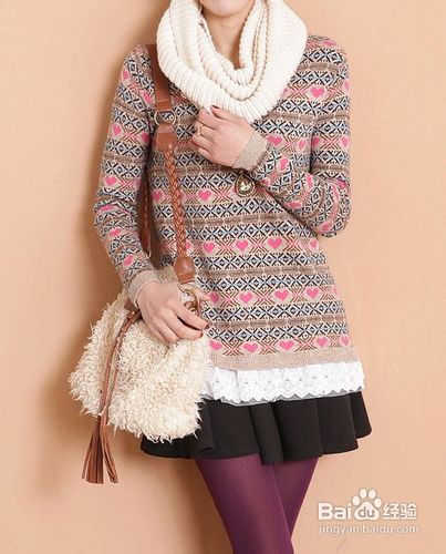 减龄显瘦的早春装扮：短裙搭配小毛衣