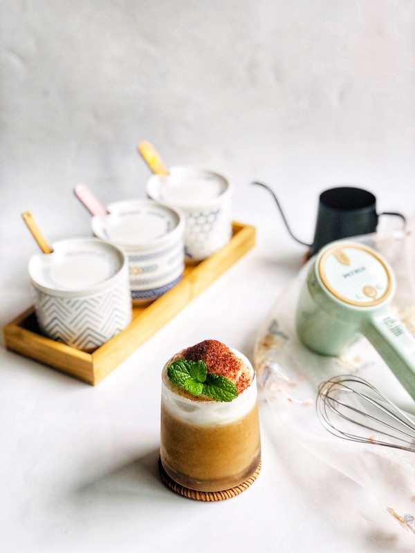 第一杯泡沫冰拿铁咖啡