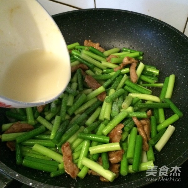 蒜薹小炒肉的做法