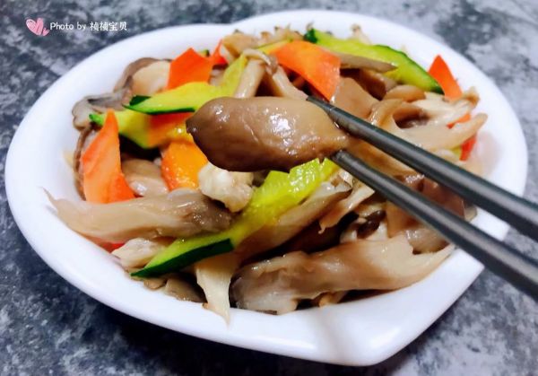黄瓜胡萝卜炒平菇