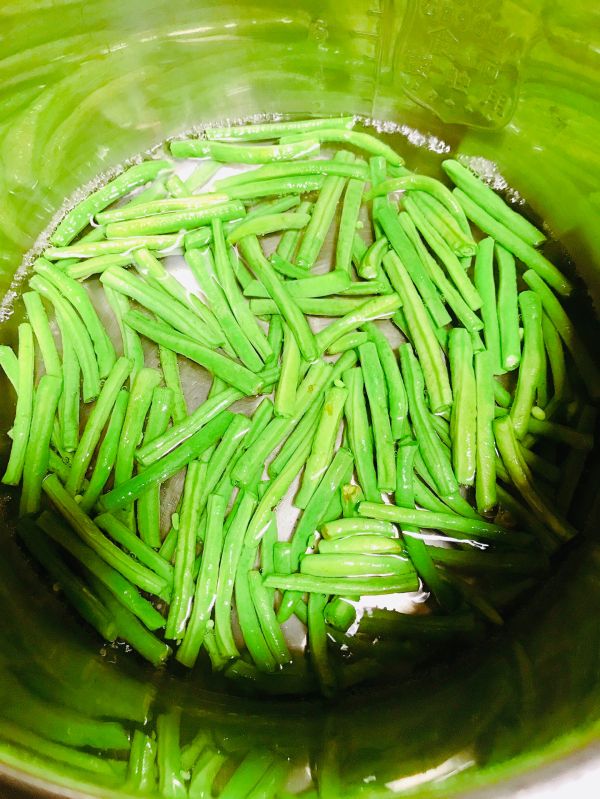 脆皮烧肉炒豇豆