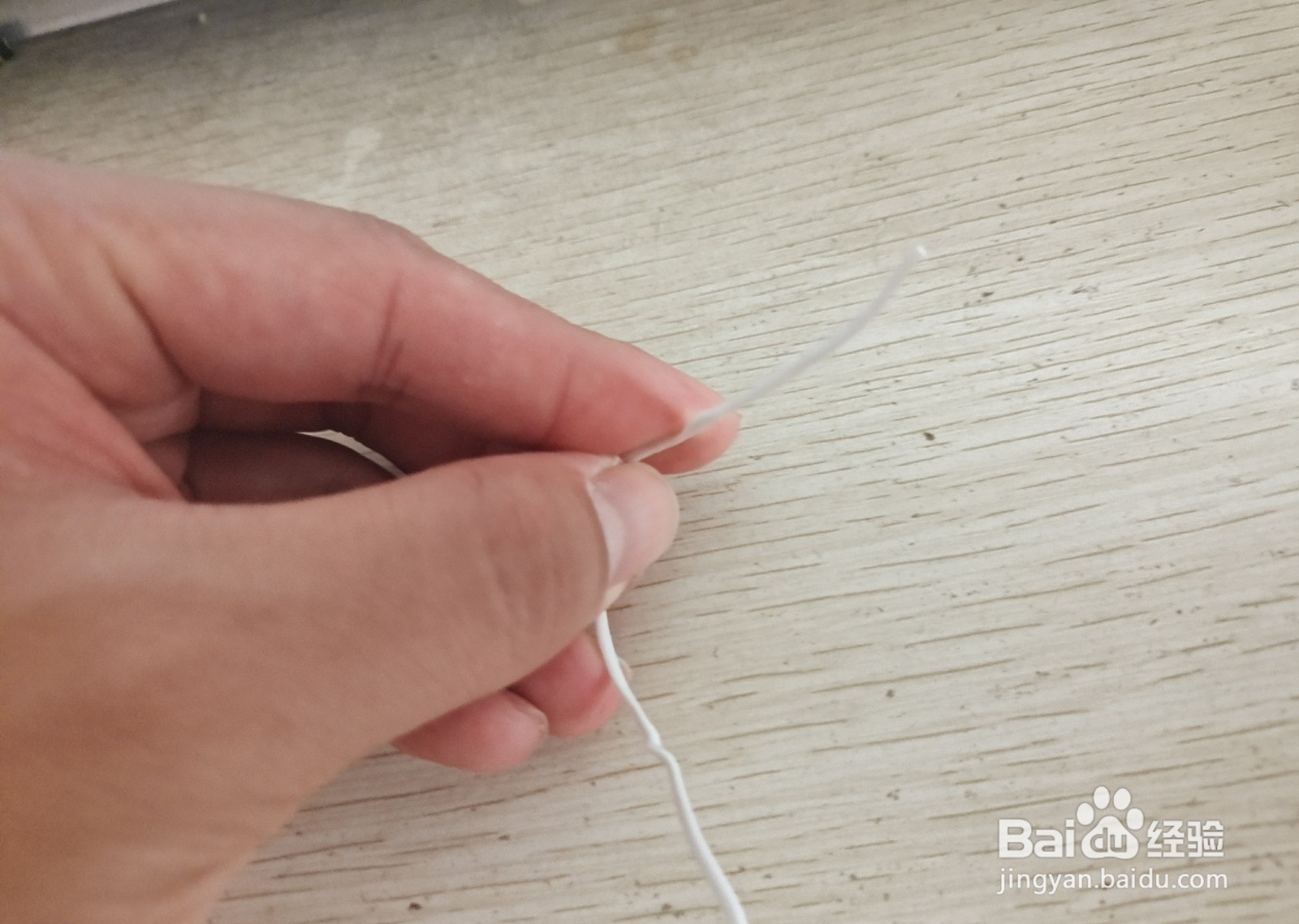 如何用一个数据线绑绳做个简易的手机的支架