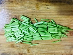 如何做泥蒿辣炒腊肉