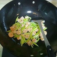 在家制作美味的芦笋虾仁炒鸡蛋