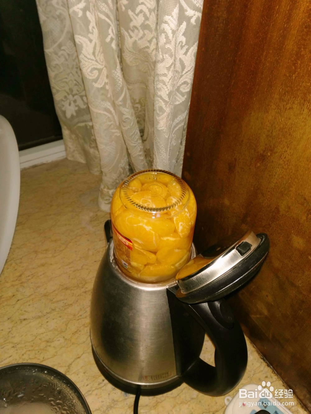 怎样快速打开玻璃罐头？