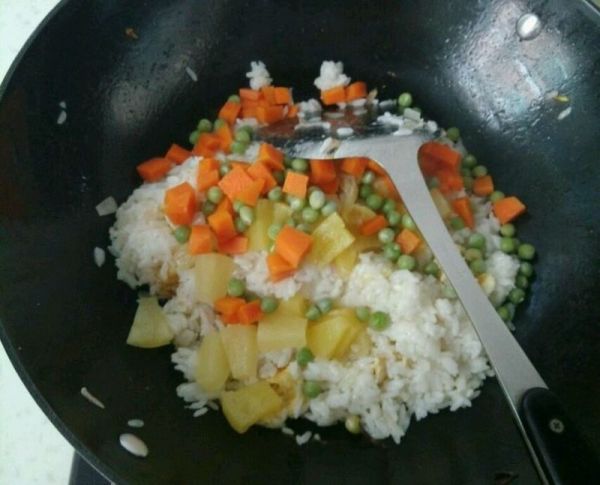椰香菠萝蛋炒饭