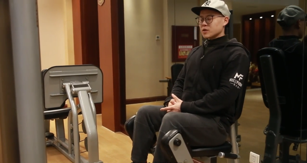 怎么正确使用坐姿髋外展器材