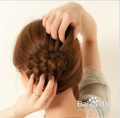 波西米亚风侧花苞头扎法图解