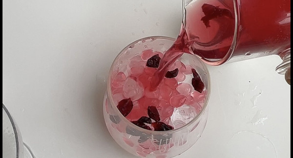 奶香蔓越莓冰饮