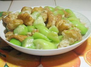 丝瓜炒油条的做法