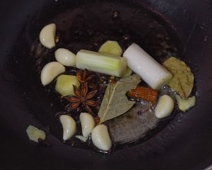 健康养生佳品茭白烧肉的做法