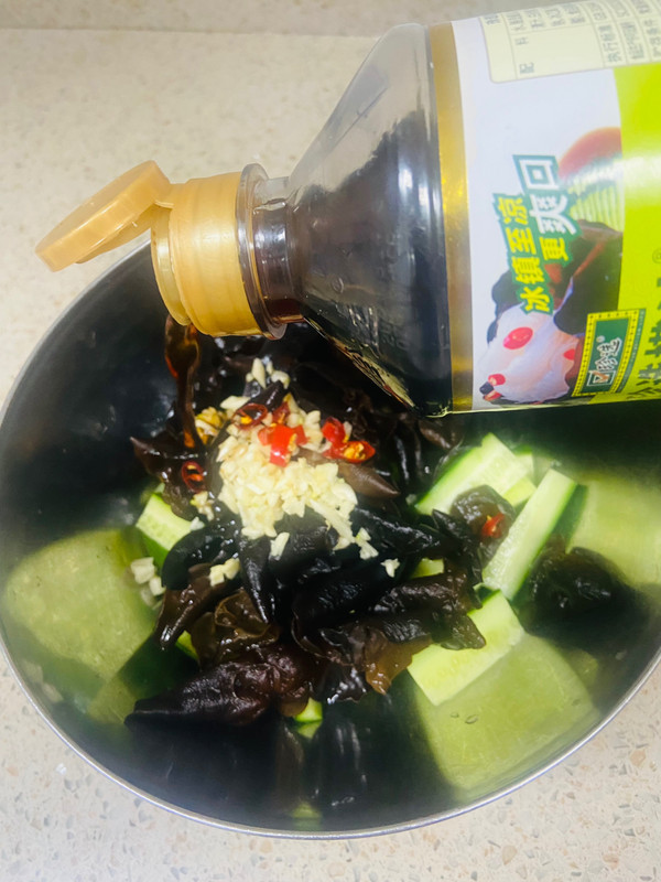 捞汁木耳拌黄瓜