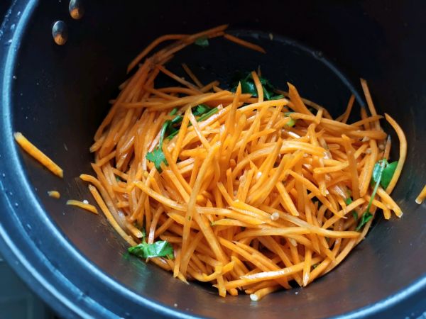 夏日快手清新凉拌胡萝卜