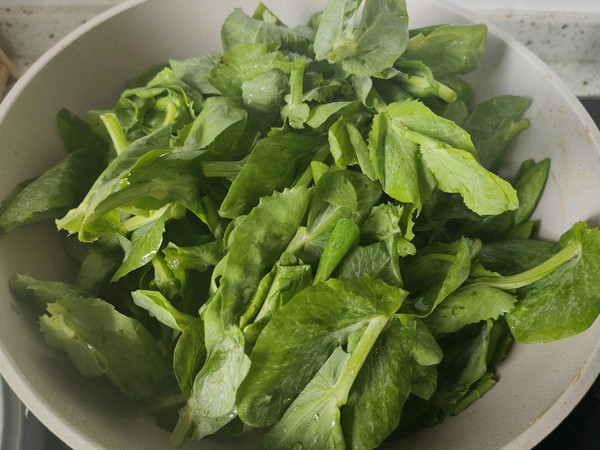 豌豆苗枸杞荷包蛋汤