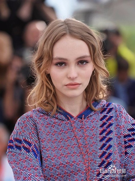 方脸女生适合什么发型呢?为你推荐修颜发型