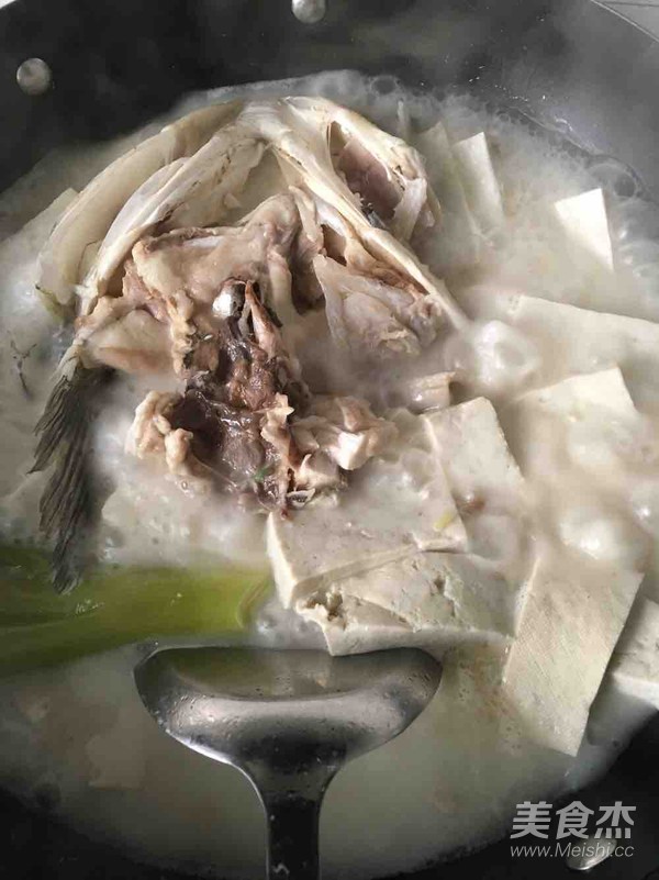 鱼头炖豆腐的做法