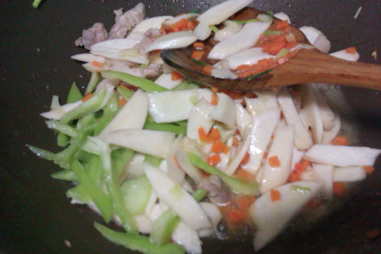 好吃的虎皮椒炒鸡腿菇做法，日常必备的美食哦