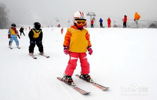 初次滑雪怎么滑