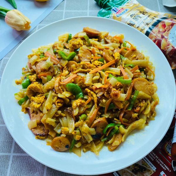 咖喱酱鸡蛋玉米热狗肠炒河粉