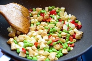 餐厅版茭白毛豆鸡丁