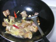 腊肉干烧茶树菇的做法