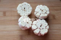 用微波炉烤出美味可口的黑胡椒烤大蒜