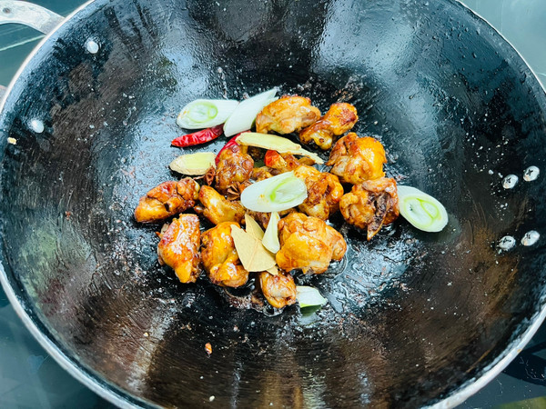 不需要炒糖色红烧鸡块焖鹌鹑蛋