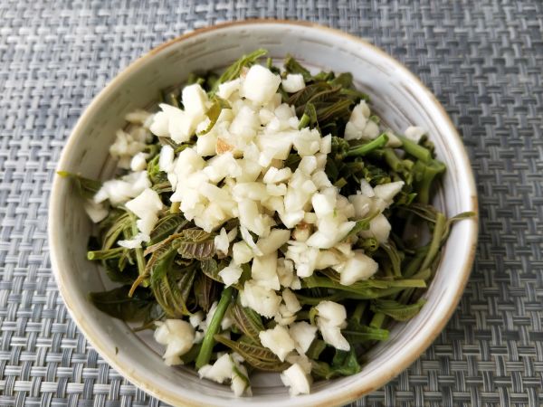 蒜泥豆豉凉拌香椿