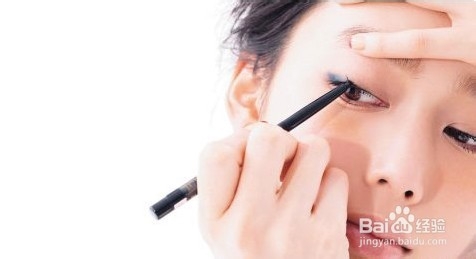 眼影清新换季 效仿T台流行蓝眼妆