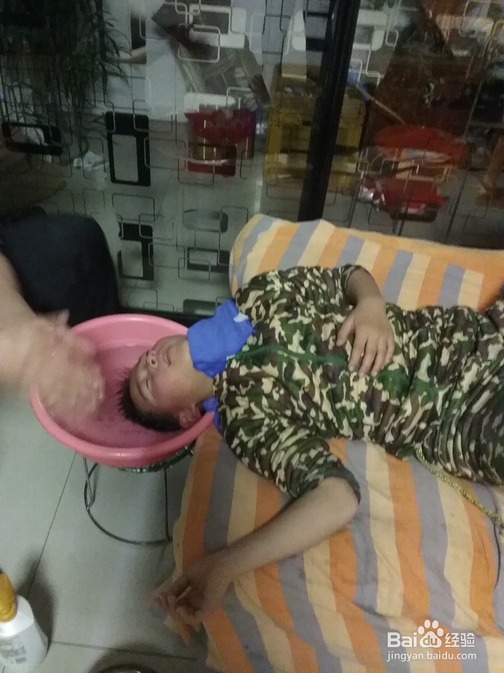 如何在家里给孩子舒服地洗头发