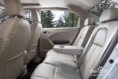 新车里有甲醛，应该这些办法来除去。