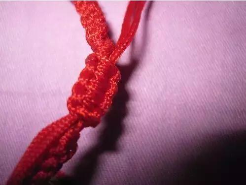 求三个转运珠手链怎样用红绳编