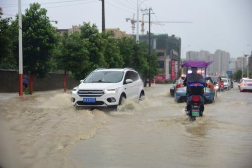 汽车过积水路面多深不能过？要注意哪些事项
