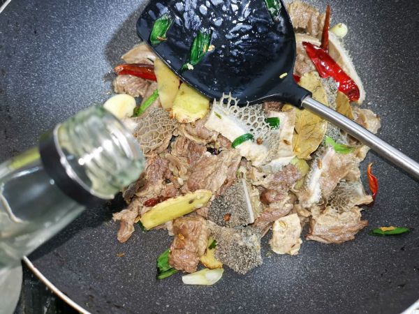 秘制萝卜焖牛腩